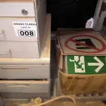 LOTE 008 - 01 LOTE COM PLACA SINALIZADORES E GAVETEIROS EM MADEIRA (NO ESTADO)