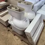 LOTE 147 - 04 VASOS SANITÁRIOS E 01 PIA PARA LAVATÓRIO (NO ESTADO)