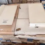 LOTE 371 - 01 LOTE COM REVESTIMENTOS 30CM X 60CM BIANCO (NO ESTADO)