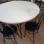 LOTE 175 - 01 MESA DE FERRO COM BASE DOBRÁVEL, TAMPO EM MADEIRA E 06 CADEIRAS DE FERRO COM ASSENTO ALMOFADADO. (NO ESTADO) ATENÇÃO! FAZER A VISITAÇÃO ANTES DE ARREMATAR, NÃO SABEMOS SE FUNCIONA. LEILÃO NÃO TEM GARANTIA E NEM DEVOLUÇÃO, SUJEITO A POSSÍVEIS AVARIAS VISÍVEIS/OCULTAS E/OU AUSÊNCIA DE COMPONENTES.