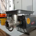 LOTE 069 - 01 MOEDOR DE CARNE MARCA POLI. (NO ESTADO) ATENÇÃO! FAZER A VISITAÇÃO ANTES DE ARREMATAR, NÃO SABEMOS SE FUNCIONA. LEILÃO NÃO TEM GARANTIA E NEM DEVOLUÇÃO, SUJEITO A POSSÍVEIS AVARIAS VISÍVEIS/OCULTAS E/OU AUSÊNCIA DE COMPONENTES.