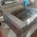 LOTE 133 - 01 FRITADEIRA EM INOX A GÁS INCOMPLETA. (NO ESTADO) ATENÇÃO! FAZER A VISITAÇÃO ANTES DE ARREMATAR, NÃO SABEMOS SE FUNCIONA. LEILÃO NÃO TEM GARANTIA E NEM DEVOLUÇÃO, SUJEITO A POSSÍVEIS AVARIAS VISÍVEIS/OCULTAS E/OU AUSÊNCIA DE COMPONENTES.