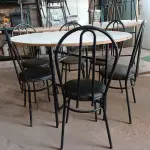 LOTE 137 - 01 MESA DE FERRO COM BASE DOBRÁVEL, TAMPO EM MADEIRA E 06 CADEIRAS DE FERRO COM ASSENTO ALMOFADADO. (NO ESTADO) ATENÇÃO! FAZER A VISITAÇÃO ANTES DE ARREMATAR, NÃO SABEMOS SE FUNCIONA. LEILÃO NÃO TEM GARANTIA E NEM DEVOLUÇÃO, SUJEITO A POSSÍVEIS AVARIAS VISÍVEIS/OCULTAS E/OU AUSÊNCIA DE COMPONENTES.
