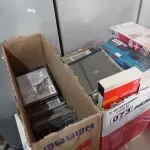 LOTE 073 - 01 LOTE COM VÁRIOS CDS E FITAS VHS DIVERSOS. (NO ESTADO) ATENÇÃO! FAZER A VISITAÇÃO ANTES DE ARREMATAR, NÃO SABEMOS SE FUNCIONA. LEILÃO NÃO TEM GARANTIA E NEM DEVOLUÇÃO, SUJEITO A POSSÍVEIS AVARIAS VISÍVEIS/OCULTAS E/OU AUSÊNCIA DE COMPONENTES.