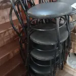LOTE 075 - 01 MESA DE FERRO COM BASE DOBRÁVEL, TAMPO EM MADEIRA E 06 CADEIRAS DE FERRO COM ASSENTO ALMOFADADO. (NO ESTADO) ATENÇÃO! FAZER A VISITAÇÃO ANTES DE ARREMATAR, NÃO SABEMOS SE FUNCIONA. LEILÃO NÃO TEM GARANTIA E NEM DEVOLUÇÃO, SUJEITO A POSSÍVEIS AVARIAS VISÍVEIS/OCULTAS E/OU AUSÊNCIA DE COMPONENTES.
