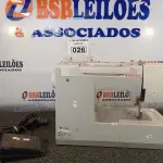 LOTE 026 - 01 MÁQUINA DE COSTURA MARCA SINGER. (NO ESTADO) ATENÇÃO! FAZER A VISITAÇÃO ANTES DE ARREMATAR, NÃO SABEMOS SE FUNCIONA. LEILÃO NÃO TEM GARANTIA E NEM DEVOLUÇÃO, SUJEITO A POSSÍVEIS AVARIAS VISÍVEIS/OCULTAS E/OU AUSÊNCIA DE COMPONENTES.