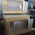 LOTE 079 - 03 MICRO-ONDAS MARCAS E MODELOS DIVERSOS. (NO ESTADO) ATENÇÃO! FAZER A VISITAÇÃO ANTES DE ARREMATAR, NÃO SABEMOS SE FUNCIONA. LEILÃO NÃO TEM GARANTIA E NEM DEVOLUÇÃO, SUJEITO A POSSÍVEIS AVARIAS VISÍVEIS/OCULTAS E/OU AUSÊNCIA DE COMPONENTES.