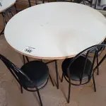 LOTE 142 - 01 MESA DE FERRO COM BASE DOBRÁVEL, TAMPO EM MADEIRA E 06 CADEIRAS DE FERRO COM ASSENTO ALMOFADADO. (NO ESTADO) ATENÇÃO! FAZER A VISITAÇÃO ANTES DE ARREMATAR, NÃO SABEMOS SE FUNCIONA. LEILÃO NÃO TEM GARANTIA E NEM DEVOLUÇÃO, SUJEITO A POSSÍVEIS AVARIAS VISÍVEIS/OCULTAS E/OU AUSÊNCIA DE COMPONENTES.