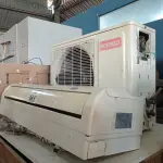 LOTE 061 - 01 AR CONDICIONADO MARCA KOMECO 24000BTU. (NO ESTADO) ATENÇÃO! FAZER A VISITAÇÃO ANTES DE ARREMATAR, NÃO SABEMOS SE FUNCIONA. LEILÃO NÃO TEM GARANTIA E NEM DEVOLUÇÃO, SUJEITO A POSSÍVEIS AVARIAS VISÍVEIS/OCULTAS E/OU AUSÊNCIA DE COMPONENTES.