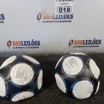 LOTE 018 - 02 BOLAS DE FUTEBOL. (NO ESTADO) ATENÇÃO! FAZER A VISITAÇÃO ANTES DE ARREMATAR, NÃO SABEMOS SE FUNCIONA. LEILÃO NÃO TEM GARANTIA E NEM DEVOLUÇÃO, SUJEITO A POSSÍVEIS AVARIAS VISÍVEIS/OCULTAS E/OU AUSÊNCIA DE COMPONENTES.