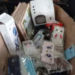 LOTE 096 - 01 LOTE COM VÁRIAS CAPINHAS PARA CELULAR E PERIFÉRICOS DIVERSOS. (NO ESTADO) ATENÇÃO! FAZER A VISITAÇÃO ANTES DE ARREMATAR, NÃO SABEMOS SE FUNCIONA. LEILÃO NÃO TEM GARANTIA E NEM DEVOLUÇÃO, SUJEITO A POSSÍVEIS AVARIAS VISÍVEIS/OCULTAS E/OU AUSÊNCIA DE COMPONENTES.