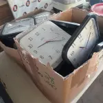 LOTE 151 - 01 LOTE COM VÁRIOS RELÓGIOS DE PAREDE MARCAS E MODELOS DIVERSOS. (NO ESTADO) ATENÇÃO! FAZER A VISITAÇÃO ANTES DE ARREMATAR, NÃO SABEMOS SE FUNCIONA. LEILÃO NÃO TEM GARANTIA E NEM DEVOLUÇÃO, SUJEITO A POSSÍVEIS AVARIAS VISÍVEIS/OCULTAS E/OU AUSÊNCIA DE COMPONENTES.