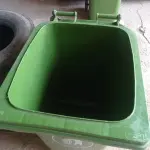 LOTE 186 - 01 CONTAINER HDPE EN840 240LITROS. (NO ESTADO) ATENÇÃO! FAZER A VISITAÇÃO ANTES DE ARREMATAR, NÃO SABEMOS SE FUNCIONA. LEILÃO NÃO TEM GARANTIA E NEM DEVOLUÇÃO, SUJEITO A POSSÍVEIS AVARIAS VISÍVEIS/OCULTAS E/OU AUSÊNCIA DE COMPONENTES.
