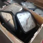 LOTE 151 - 01 LOTE COM VÁRIOS RELÓGIOS DE PAREDE MARCAS E MODELOS DIVERSOS. (NO ESTADO) ATENÇÃO! FAZER A VISITAÇÃO ANTES DE ARREMATAR, NÃO SABEMOS SE FUNCIONA. LEILÃO NÃO TEM GARANTIA E NEM DEVOLUÇÃO, SUJEITO A POSSÍVEIS AVARIAS VISÍVEIS/OCULTAS E/OU AUSÊNCIA DE COMPONENTES.