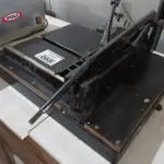 LOTE 068 - 01 GUILHOTINA DE MESA. (NO ESTADO) ATENÇÃO! FAZER A VISITAÇÃO ANTES DE ARREMATAR, NÃO SABEMOS SE FUNCIONA. LEILÃO NÃO TEM GARANTIA E NEM DEVOLUÇÃO, SUJEITO A POSSÍVEIS AVARIAS VISÍVEIS/OCULTAS E/OU AUSÊNCIA DE COMPONENTES.