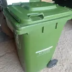 LOTE 186 - 01 CONTAINER HDPE EN840 240LITROS. (NO ESTADO) ATENÇÃO! FAZER A VISITAÇÃO ANTES DE ARREMATAR, NÃO SABEMOS SE FUNCIONA. LEILÃO NÃO TEM GARANTIA E NEM DEVOLUÇÃO, SUJEITO A POSSÍVEIS AVARIAS VISÍVEIS/OCULTAS E/OU AUSÊNCIA DE COMPONENTES.