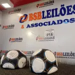 LOTE 018 - 02 BOLAS DE FUTEBOL. (NO ESTADO) ATENÇÃO! FAZER A VISITAÇÃO ANTES DE ARREMATAR, NÃO SABEMOS SE FUNCIONA. LEILÃO NÃO TEM GARANTIA E NEM DEVOLUÇÃO, SUJEITO A POSSÍVEIS AVARIAS VISÍVEIS/OCULTAS E/OU AUSÊNCIA DE COMPONENTES.