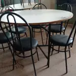 LOTE 155 - 01 MESA DE FERRO COM BASE DOBRÁVEL, TAMPO EM MADEIRA E 06 CADEIRAS DE FERRO COM ASSENTO ALMOFADADO. (NO ESTADO) ATENÇÃO! FAZER A VISITAÇÃO ANTES DE ARREMATAR, NÃO SABEMOS SE FUNCIONA. LEILÃO NÃO TEM GARANTIA E NEM DEVOLUÇÃO, SUJEITO A POSSÍVEIS AVARIAS VISÍVEIS/OCULTAS E/OU AUSÊNCIA DE COMPONENTES.