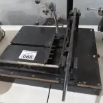 LOTE 068 - 01 GUILHOTINA DE MESA. (NO ESTADO) ATENÇÃO! FAZER A VISITAÇÃO ANTES DE ARREMATAR, NÃO SABEMOS SE FUNCIONA. LEILÃO NÃO TEM GARANTIA E NEM DEVOLUÇÃO, SUJEITO A POSSÍVEIS AVARIAS VISÍVEIS/OCULTAS E/OU AUSÊNCIA DE COMPONENTES.