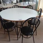 LOTE 137 - 01 MESA DE FERRO COM BASE DOBRÁVEL, TAMPO EM MADEIRA E 06 CADEIRAS DE FERRO COM ASSENTO ALMOFADADO. (NO ESTADO) ATENÇÃO! FAZER A VISITAÇÃO ANTES DE ARREMATAR, NÃO SABEMOS SE FUNCIONA. LEILÃO NÃO TEM GARANTIA E NEM DEVOLUÇÃO, SUJEITO A POSSÍVEIS AVARIAS VISÍVEIS/OCULTAS E/OU AUSÊNCIA DE COMPONENTES.