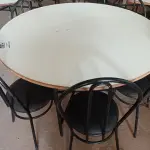 LOTE 155 - 01 MESA DE FERRO COM BASE DOBRÁVEL, TAMPO EM MADEIRA E 06 CADEIRAS DE FERRO COM ASSENTO ALMOFADADO. (NO ESTADO) ATENÇÃO! FAZER A VISITAÇÃO ANTES DE ARREMATAR, NÃO SABEMOS SE FUNCIONA. LEILÃO NÃO TEM GARANTIA E NEM DEVOLUÇÃO, SUJEITO A POSSÍVEIS AVARIAS VISÍVEIS/OCULTAS E/OU AUSÊNCIA DE COMPONENTES.