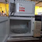 LOTE 105 - 03 MICRO-ONDAS MARCAS E MODELOS DIVERSOS. (NO ESTADO) ATENÇÃO! FAZER A VISITAÇÃO ANTES DE ARREMATAR, NÃO SABEMOS SE FUNCIONA. LEILÃO NÃO TEM GARANTIA E NEM DEVOLUÇÃO, SUJEITO A POSSÍVEIS AVARIAS VISÍVEIS/OCULTAS E/OU AUSÊNCIA DE COMPONENTES.