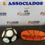 LOTE 025 - 01 BOLA DE BASQUETE E 01 BOLA DE FUTEBOL. (NO ESTADO) ATENÇÃO! FAZER A VISITAÇÃO ANTES DE ARREMATAR, NÃO SABEMOS SE FUNCIONA. LEILÃO NÃO TEM GARANTIA E NEM DEVOLUÇÃO, SUJEITO A POSSÍVEIS AVARIAS VISÍVEIS/OCULTAS E/OU AUSÊNCIA DE COMPONENTES.