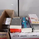 LOTE 073 - 01 LOTE COM VÁRIOS CDS E FITAS VHS DIVERSOS. (NO ESTADO) ATENÇÃO! FAZER A VISITAÇÃO ANTES DE ARREMATAR, NÃO SABEMOS SE FUNCIONA. LEILÃO NÃO TEM GARANTIA E NEM DEVOLUÇÃO, SUJEITO A POSSÍVEIS AVARIAS VISÍVEIS/OCULTAS E/OU AUSÊNCIA DE COMPONENTES.