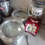 LOTE 188 - 01 LIQUIDIFICADOR OSTER, 02 LUMINÁRIAS DE EMBUTIR E 01 RAQUETE DE TÊNIS. (NO ESTADO) ATENÇÃO! FAZER A VISITAÇÃO ANTES DE ARREMATAR, NÃO SABEMOS SE FUNCIONA. LEILÃO NÃO TEM GARANTIA E NEM DEVOLUÇÃO, SUJEITO A POSSÍVEIS AVARIAS VISÍVEIS/OCULTAS E/OU AUSÊNCIA DE COMPONENTES.