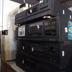 LOTE 081 - 01 AM/FM STÉREO TUNER, 02 CASSETE DECK E 01 COMPACT DISC PLAYER MARCAS E MODELOS DIVERSOS. (NO ESTADO) ATENÇÃO! FAZER A VISITAÇÃO ANTES DE ARREMATAR, NÃO SABEMOS SE FUNCIONA. LEILÃO NÃO TEM GARANTIA E NEM DEVOLUÇÃO, SUJEITO A POSSÍVEIS AVARIAS VISÍVEIS/OCULTAS E/OU AUSÊNCIA DE COMPONENTES.