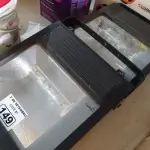 LOTE 149 - 02 LUMINÁRIAS DE PÁTIO. (NO ESTADO) ATENÇÃO! FAZER A VISITAÇÃO ANTES DE ARREMATAR, NÃO SABEMOS SE FUNCIONA. LEILÃO NÃO TEM GARANTIA E NEM DEVOLUÇÃO, SUJEITO A POSSÍVEIS AVARIAS VISÍVEIS/OCULTAS E/OU AUSÊNCIA DE COMPONENTES.