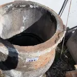 LOTE 391 - 02 MANILHAS EM CONCRETO (NO ESTADO)