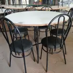 LOTE 142 - 01 MESA DE FERRO COM BASE DOBRÁVEL, TAMPO EM MADEIRA E 06 CADEIRAS DE FERRO COM ASSENTO ALMOFADADO. (NO ESTADO) ATENÇÃO! FAZER A VISITAÇÃO ANTES DE ARREMATAR, NÃO SABEMOS SE FUNCIONA. LEILÃO NÃO TEM GARANTIA E NEM DEVOLUÇÃO, SUJEITO A POSSÍVEIS AVARIAS VISÍVEIS/OCULTAS E/OU AUSÊNCIA DE COMPONENTES.