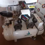 LOTE 197 - 01 COMPRESSOR ODONTOLÓGICO E 01 FILTRO ARFLEX. (NO ESTADO) ATENÇÃO! FAZER A VISITAÇÃO ANTES DE ARREMATAR, NÃO SABEMOS SE FUNCIONA. LEILÃO NÃO TEM GARANTIA E NEM DEVOLUÇÃO, SUJEITO A POSSÍVEIS AVARIAS VISÍVEIS/OCULTAS E/OU AUSÊNCIA DE COMPONENTES.