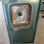 LOTE 313 - 01 PIA EM AÇO INOX CIMENTADA MEDINDO 1,50M X 0,53CM. (NO ESTADO) ATENÇÃO! FAZER A VISITAÇÃO ANTES DE ARREMATAR, NÃO SABEMOS SE FUNCIONA. LEILÃO NÃO TEM GARANTIA E NEM DEVOLUÇÃO, SUJEITO A POSSÍVEIS AVARIAS VISÍVEIS/OCULTAS E/OU AUSÊNCIA DE COMPONENTES.