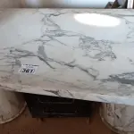 LOTE 361 - 01 BALCÃO BAIXO COM GAVETAS E 02 MESAS SENDO 01 EM MÁRMORE BRANCO ITALIANO. (NO ESTADO) ATENÇÃO! FAZER A VISITAÇÃO ANTES DE ARREMATAR, NÃO SABEMOS SE FUNCIONA. LEILÃO NÃO TEM GARANTIA E NEM DEVOLUÇÃO, SUJEITO A POSSÍVEIS AVARIAS VISÍVEIS/OCULTAS E/OU AUSÊNCIA DE COMPONENTES.