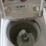LOTE 201 - 01 MÁQUINA DE LAVAR ROUPAS MARCA ELECTROLUX CAPACIDADE 6KG 220V. (NO ESTADO) ATENÇÃO! FAZER A VISITAÇÃO ANTES DE ARREMATAR, NÃO SABEMOS SE FUNCIONA. LEILÃO NÃO TEM GARANTIA E NEM DEVOLUÇÃO, SUJEITO A POSSÍVEIS AVARIAS VISÍVEIS/OCULTAS E/OU AUSÊNCIA DE COMPONENTES.