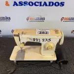 LOTE 282 - 01 MÁQUINA DE COSTURA MARCA SINGER COM PEDAL. (NO ESTADO) ATENÇÃO! FAZER A VISITAÇÃO ANTES DE ARREMATAR, NÃO SABEMOS SE FUNCIONA. LEILÃO NÃO TEM GARANTIA E NEM DEVOLUÇÃO, SUJEITO A POSSÍVEIS AVARIAS VISÍVEIS/OCULTAS E/OU AUSÊNCIA DE COMPONENTES.