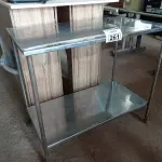 LOTE 261 - 01 MESINHA EM INOX. (NO ESTADO) ATENÇÃO! FAZER A VISITAÇÃO ANTES DE ARREMATAR, NÃO SABEMOS SE FUNCIONA. LEILÃO NÃO TEM GARANTIA E NEM DEVOLUÇÃO, SUJEITO A POSSÍVEIS AVARIAS VISÍVEIS/OCULTAS E/OU AUSÊNCIA DE COMPONENTES.