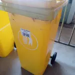 LOTE 216 - 01 CONTAINER HDPE EN840 120LITROS. (NO ESTADO) ATENÇÃO! FAZER A VISITAÇÃO ANTES DE ARREMATAR, NÃO SABEMOS SE FUNCIONA. LEILÃO NÃO TEM GARANTIA E NEM DEVOLUÇÃO, SUJEITO A POSSÍVEIS AVARIAS VISÍVEIS/OCULTAS E/OU AUSÊNCIA DE COMPONENTES.