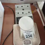 LOTE 234 - 03 BALANÇAS DE USO DOMÉSTICO, 01 SELADORA DE EMBALAGENS E PERIFÉRICOS. (NO ESTADO) ATENÇÃO! FAZER A VISITAÇÃO ANTES DE ARREMATAR, NÃO SABEMOS SE FUNCIONA. LEILÃO NÃO TEM GARANTIA E NEM DEVOLUÇÃO, SUJEITO A POSSÍVEIS AVARIAS VISÍVEIS/OCULTAS E/OU AUSÊNCIA DE COMPONENTES.