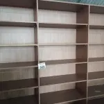 LOTE 525 - 01 ESTANTE EM MADEIRA COM DIVISÓRIAS. (NO ESTADO) ATENÇÃO! FAZER A VISITAÇÃO ANTES DE ARREMATAR, NÃO SABEMOS SE FUNCIONA. LEILÃO NÃO TEM GARANTIA E NEM DEVOLUÇÃO, SUJEITO A POSSÍVEIS AVARIAS VISÍVEIS/OCULTAS E/OU AUSÊNCIA DE COMPONENTES.