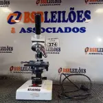 LOTE 374 - 01 MICROSCÓPIO. (NO ESTADO) ATENÇÃO! FAZER A VISITAÇÃO ANTES DE ARREMATAR, NÃO SABEMOS SE FUNCIONA. LEILÃO NÃO TEM GARANTIA E NEM DEVOLUÇÃO, SUJEITO A POSSÍVEIS AVARIAS VISÍVEIS/OCULTAS E/OU AUSÊNCIA DE COMPONENTES.