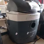 LOTE 341 - 01 ASPIRADOR DE PÓ MARCA ELECTROLUX. (NO ESTADO) ATENÇÃO! FAZER A VISITAÇÃO ANTES DE ARREMATAR, NÃO SABEMOS SE FUNCIONA. LEILÃO NÃO TEM GARANTIA E NEM DEVOLUÇÃO, SUJEITO A POSSÍVEIS AVARIAS VISÍVEIS/OCULTAS E/OU AUSÊNCIA DE COMPONENTES.
