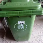 LOTE 206 - 01 CONTAINER HDPE EN840 240LITROS. (NO ESTADO) ATENÇÃO! FAZER A VISITAÇÃO ANTES DE ARREMATAR, NÃO SABEMOS SE FUNCIONA. LEILÃO NÃO TEM GARANTIA E NEM DEVOLUÇÃO, SUJEITO A POSSÍVEIS AVARIAS VISÍVEIS/OCULTAS E/OU AUSÊNCIA DE COMPONENTES.