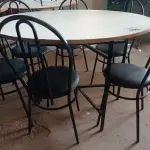 LOTE 195 - 01 MESA DE FERRO COM BASE DOBRÁVEL, TAMPO EM MADEIRA E 06 CADEIRAS DE FERRO COM ASSENTO ALMOFADADO. (NO ESTADO) ATENÇÃO! FAZER A VISITAÇÃO ANTES DE ARREMATAR, NÃO SABEMOS SE FUNCIONA. LEILÃO NÃO TEM GARANTIA E NEM DEVOLUÇÃO, SUJEITO A POSSÍVEIS AVARIAS VISÍVEIS/OCULTAS E/OU AUSÊNCIA DE COMPONENTES.