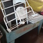 LOTE 471 - 03 MESAS E 01 CADEIRA DE FERRO, 01 DISPENSE DE PAPEL ANTIGO, VÁRIAS GRADES PARA FREEZER E 01 SUCATA DE CHURRASQUEIRA.  (NO ESTADO) ATENÇÃO! FAZER A VISITAÇÃO ANTES DE ARREMATAR, NÃO SABEMOS SE FUNCIONA. LEILÃO NÃO TEM GARANTIA E NEM DEVOLUÇÃO, SUJEITO A POSSÍVEIS AVARIAS VISÍVEIS/OCULTAS E/OU AUSÊNCIA DE COMPONENTES.