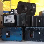 LOTE 267 - 08 CAIXAS DE SOM AMBIENTE. (NO ESTADO) ATENÇÃO! FAZER A VISITAÇÃO ANTES DE ARREMATAR, NÃO SABEMOS SE FUNCIONA. LEILÃO NÃO TEM GARANTIA E NEM DEVOLUÇÃO, SUJEITO A POSSÍVEIS AVARIAS VISÍVEIS/OCULTAS E/OU AUSÊNCIA DE COMPONENTES.