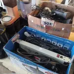 LOTE 504 - 01 LOTE COM VÁRIAS RÉGUAS ELÉTRICAS E CAIXINHAS DE SOM PARA PC MARCAS E MODELOS DIVERSOS. (NO ESTADO) ATENÇÃO! FAZER A VISITAÇÃO ANTES DE ARREMATAR, NÃO SABEMOS SE FUNCIONA. LEILÃO NÃO TEM GARANTIA E NEM DEVOLUÇÃO, SUJEITO A POSSÍVEIS AVARIAS VISÍVEIS/OCULTAS E/OU AUSÊNCIA DE COMPONENTES.