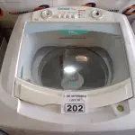 LOTE 202 - 01 MÁQUINA DE LAVAR ROUPAS MARCA CÔNSUL CAPACIDADE 10KG. (NO ESTADO) ATENÇÃO! FAZER A VISITAÇÃO ANTES DE ARREMATAR, NÃO SABEMOS SE FUNCIONA. LEILÃO NÃO TEM GARANTIA E NEM DEVOLUÇÃO, SUJEITO A POSSÍVEIS AVARIAS VISÍVEIS/OCULTAS E/OU AUSÊNCIA DE COMPONENTES.